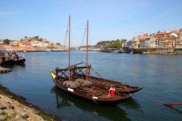 Rabelos dans le port de Porto, Portugal © vouvraysan