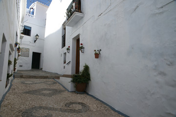 Fototapeta premium Bonitas calles del municipio andaluz de Frigiliana en la provincia de Málaga, Andalucía