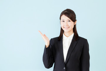 ビジネスウーマン　こちら　笑顔