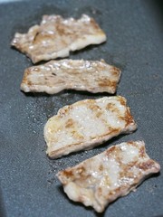 鉄板の上の牛ロース肉