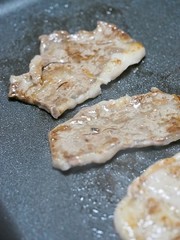 鉄板の上の牛ロース肉