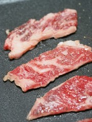 鉄板の上の牛ロース肉