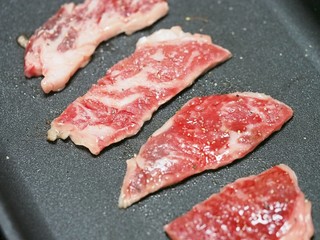 鉄板の上の牛ロース肉
