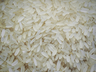 Фон - много риса. Сырой длинный рис