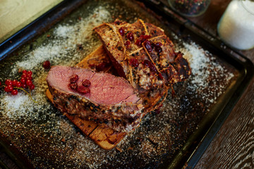 Cook the meat cooked in the oven