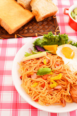 おいしそうなスパゲティとパン