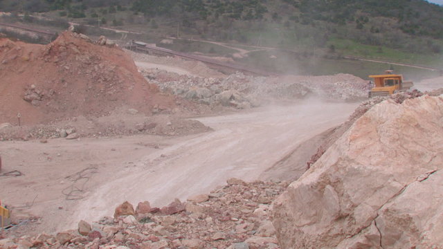 heavy mining machinery 