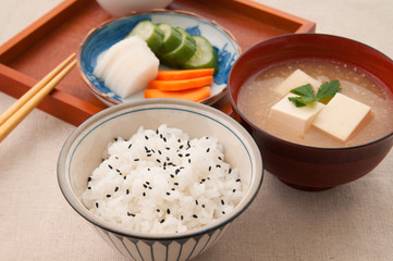 ごま塩のかかったご飯