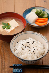 ごま塩のかかったご飯