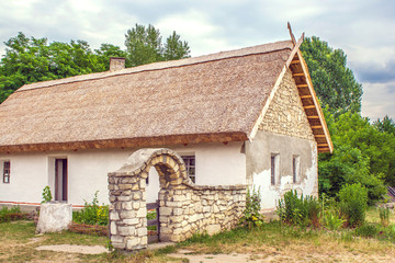 Fototapeta na wymiar Ukrainian stone house under a thatched roofs