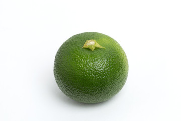 半分に切ったスダチ