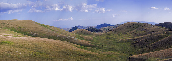 Panoramica del gran Sasso. Le colline circostanti