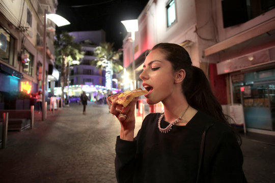 Fototapeta Girl eating pizza