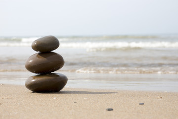 Fototapeta na wymiar Pila di pietre sulla spiaggia