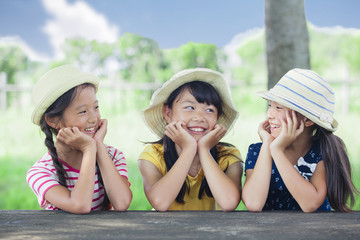 木陰で休憩する小学生