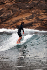 Longboardsurfer In einer welle