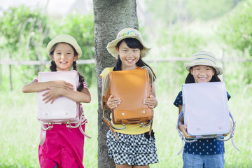 木陰で休憩する小学生