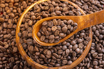 Fototapeta premium coffee beans in spoon wooden