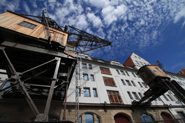 Berlin, historische Hafenkräne am Speicher des Tempelhofer Hafens