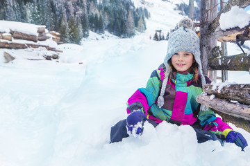 Fototapeta na wymiar Kid sitting in snow