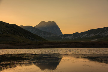 Gran Sasso, tramonto al lago di Pietranzoni