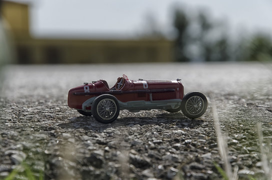 Model of a classic car on the street