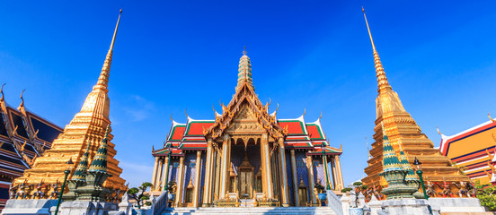 Obraz premium Wat Phra Kaew or Temple of the Emerald Buddha in Bangkok of Thailand