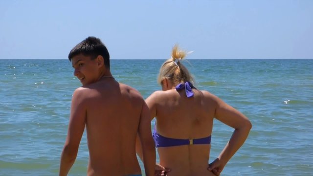 Young people are trying to log in the cool sea