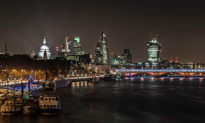 Fototapeta na wymiar London - Canary Wharf seen from Waterloo bridge in the night