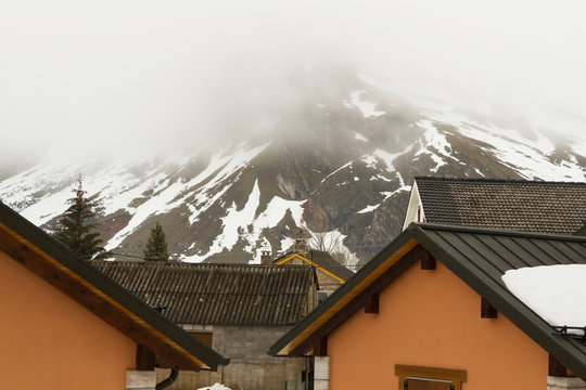 ejados de Casa al lado de una Monta&ntilde;a Nevada