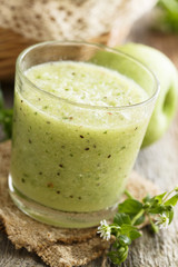 Apple, kiwi and cucumber smoothie