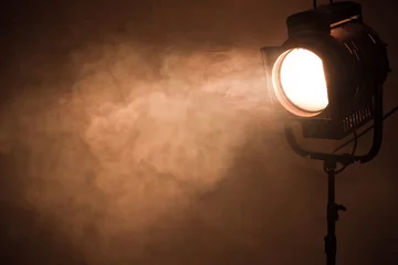 Türaufkleber Theaterscheinwerfer mit Rauch gegen Grunge-Wand © matusciac