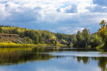 Fototapeta premium Осенний пейзаж. Маленькая река Раздельная впадающая в реку Обь. Россия,Новосибирская область,Сибирь,Бердск