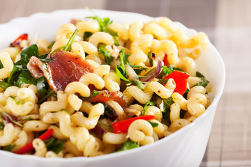 Pasta with prosciutto, rucola and peppers