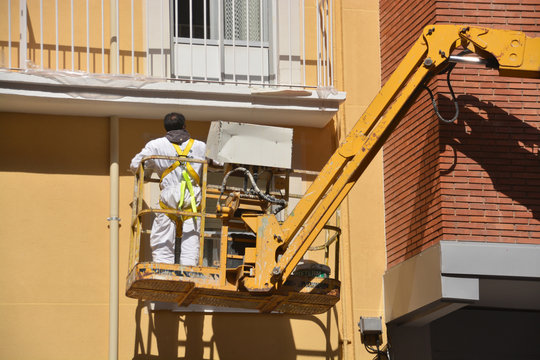 trabajando sobre una gr&uacute;a