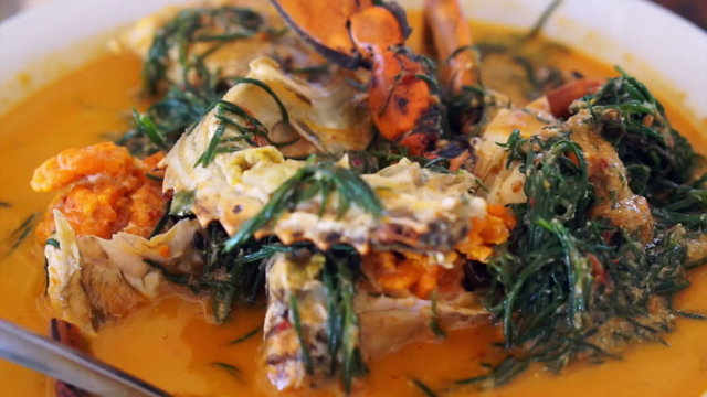 Thai cuisine, Seafood blue crab with spicy coconut curry soup and vegetable