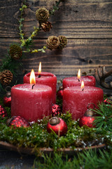 Weihnachtskarte - vier rote Adventskerzen - Adventskranz - ländlich