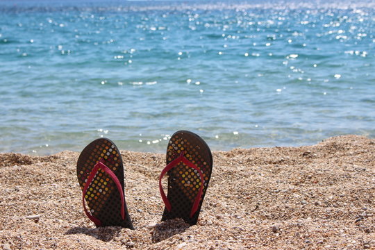 Pair thongs with colorful spots on the beach.