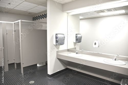 Public Bathroom Sinks Stockfotos Und Lizenzfreie Bilder Auf