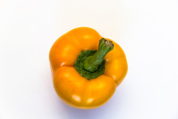 gelbe Paprika auf weißem Hintergrund