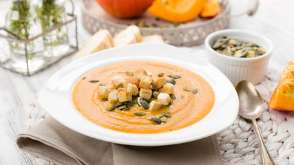 Kürbissuppe mit Kernen und Croutons