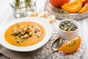 Kürbissuppe mit Kernen und Croutons