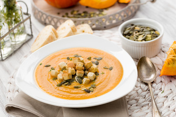 Kürbissuppe mit Kernen und Croutons