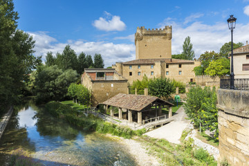 Fototapeta na wymiar Castillo de Cuzcurrita de río Tirón, La Rioja (España)