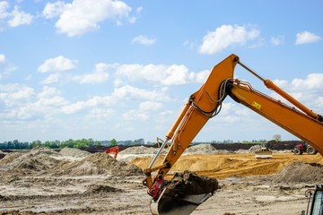 Abtragen von Erdmassen mit einer Baggerschaufel
