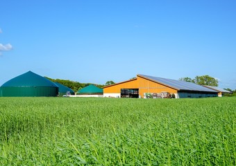 Biogasanlage mit einem Wirtschaftsgebäude