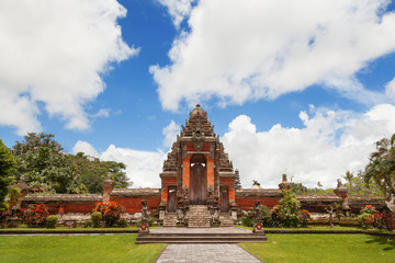 De Taman Ayun-tempel is een koninklijke tempel van het Mengwi-rijk in Mengwi, het regentschap van Badung, een beroemde bezienswaardigheid op Bali.