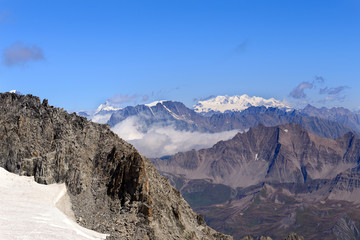 Vista panoramica sulla Valle d'Aosta dal Monte Bianco - Sullo sfondo la catena del Monte Rosa e Cervino