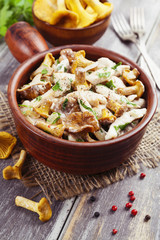 Chicken fillet with chanterelles and cream