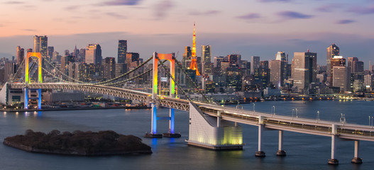 Obrazy na Szkle  Widok na zatokę tokijską z wieżą tokijską i mostem tęczowym w Tokio